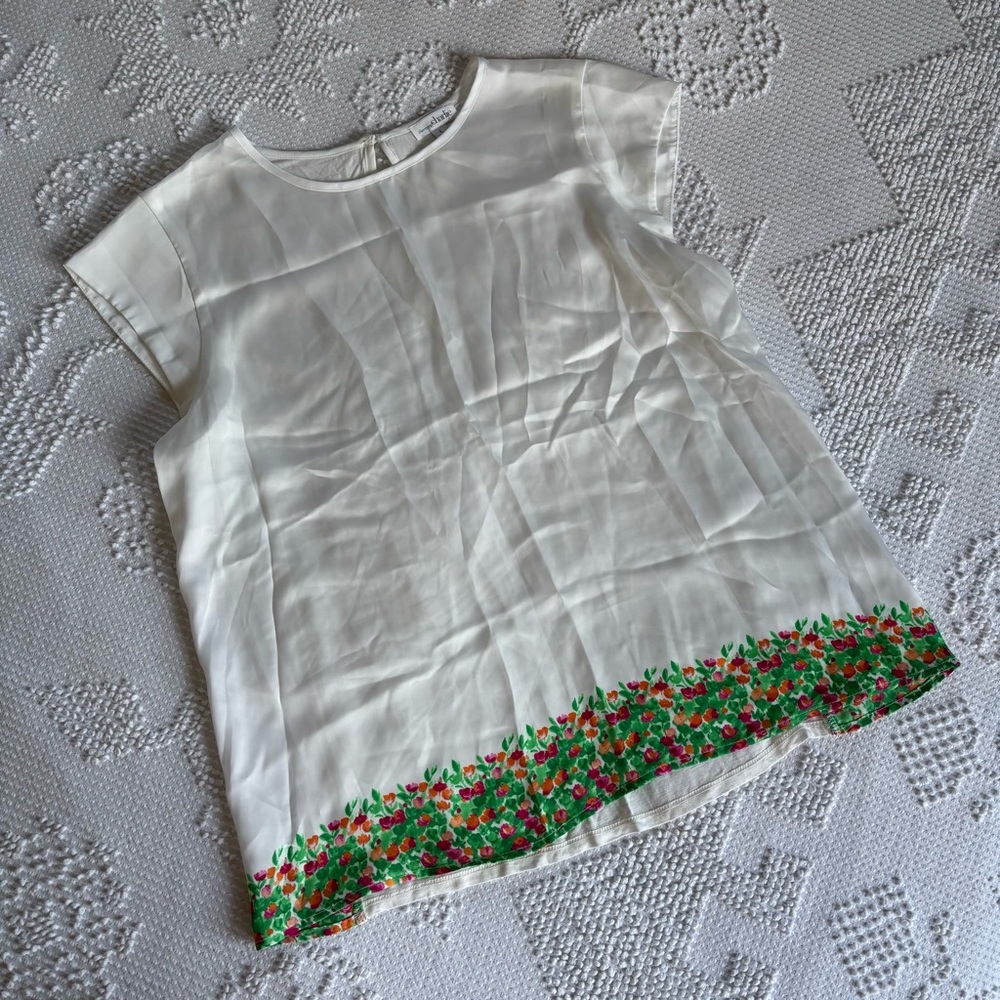 Charming Charlie womens size Large white satin cap sleeve blouse with floral hem